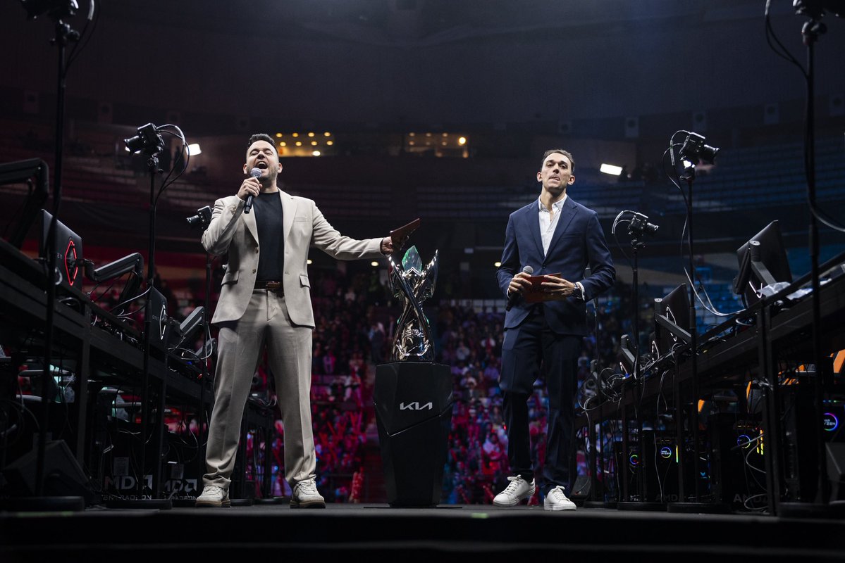 Muchas gracias a todos los que habéis venido a Badalona y los que me habéis parado para saludar o pedir una foto.

Espero que os haya gustado la presentación de los jugadores y el casteo de todo este fin de semana 🥹

Me voy de Badalona con un sabor agridulce. Primero por lo