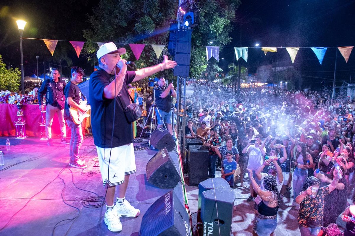 SebaSalazarbv's tweet photo. Una verdadera fiesta para todas las familias 🎭

Los Corsos 2026 nos regalaron una noche llena de alegría, color y participación. Felicitaciones a todas las comparsas por su talento y a los vecinos por su comportamiento ejemplar. https://t.co/d7PXNirjnZ