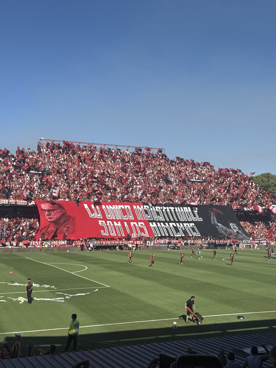 newells_data's tweet photo. Lo unico insustituible somos los hinchas. 2 puntos de 24. Despierten ya. https://t.co/gIMNurKxDu