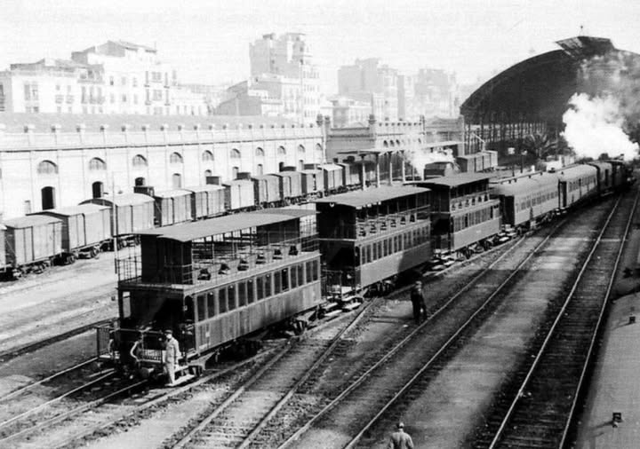 València, any 1953. Tren entrant a l'Estació del Nord. Els tres darrers vagons anomenats "imperials", de dos pisos (font: Archivo histórico Ferroviario).