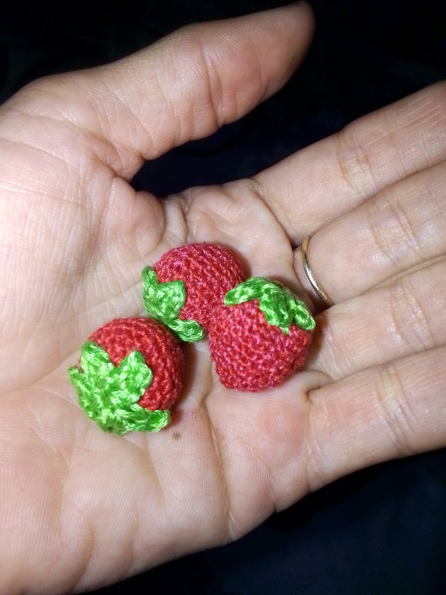 cherrys_blosson's tweet photo. Primera vez que hago micro crochet y me encanta el resultado final 😊🍓 https://t.co/0RMNG2AZKK