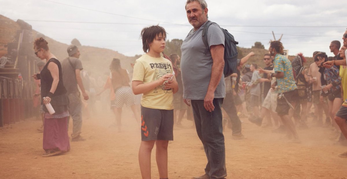 NeMc_'s tweet photo. #Sirat é um dos grandes vencedores do Festival de #Cannes em 2025, com o prêmio do Júri. Chega agora aos cinemas brasileiros, depois de abrir a Mostra SP lá em setembro. É concorrente ao #Oscar em Filme Estrangeiro, além de Som.

È um filme acima da média: https://t.co/Um2hOo9JJ7 https://t.co/OGm5N1Ry2G