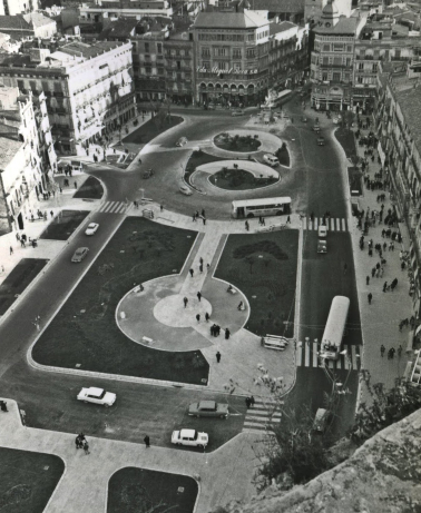 València, anys 1980. Vista de la plaça de la Reina, des de dalt del Micalet.