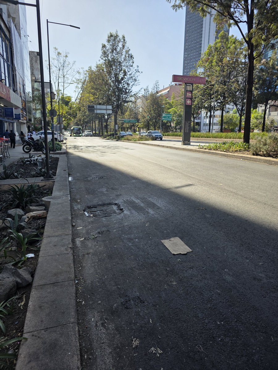 DanielLoyo's tweet photo. @marianarmyt @AlessandraRdlv @AlcCuauhtemocMx Hola Mariana, y las de avenida Chapultepec para cuando? Quitaron las pinturas y los divisores hace mas de un mes y la calle está así y sin un solo trabajador @AlessandraRdlv https://t.co/FiJrS99RB9