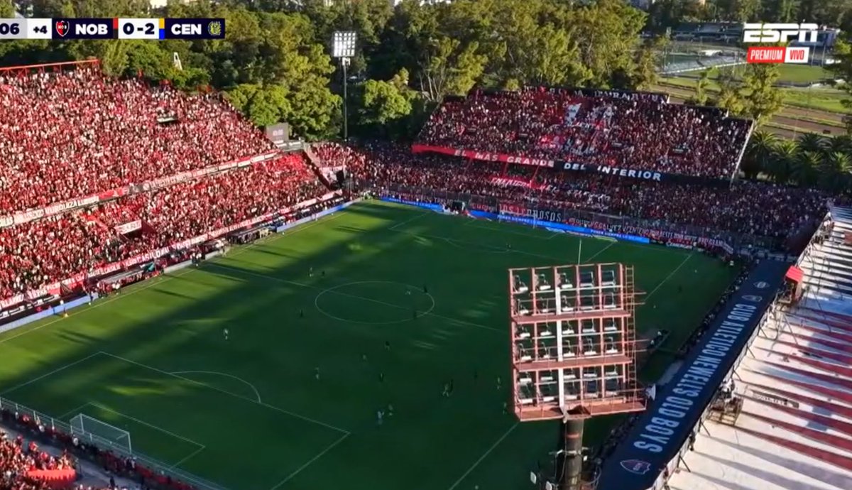 Nunca se vio algo así .
Faltaban 5 minutos y en la popular local ya habían abandonado todos.
No existe mas el clásico