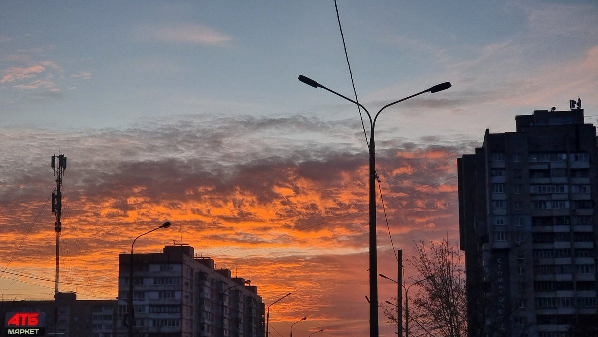 Yesterday's sunset made me stop in my ways and take 100500 photos of it🤭🤭