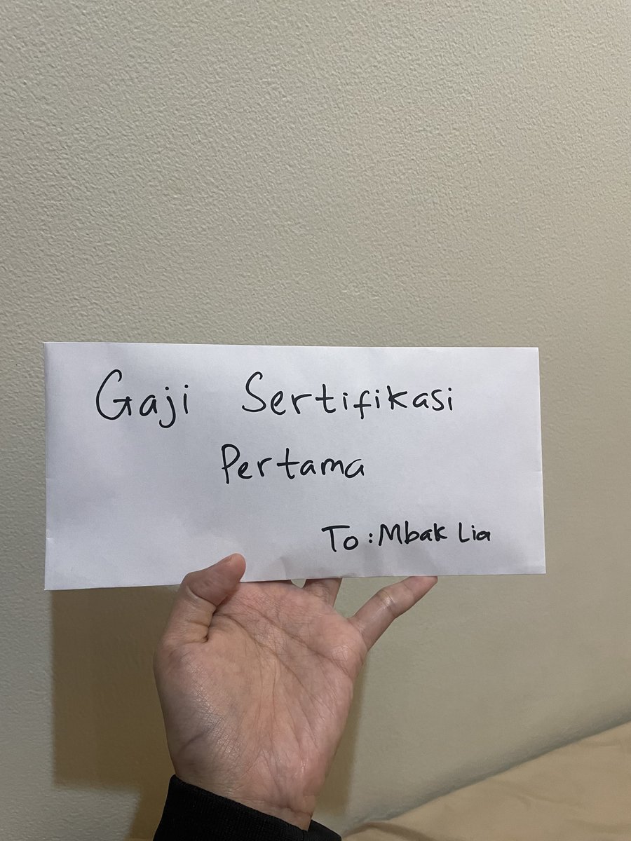 rizrizkyamalia's tweet photo. Semalam dibikin nangis sama adekku, tiba-tiba ngasih amplop ke aku sama bapak. 
Ternyata dia emang kalau dapat gaji sertifikasi katanya mau ngasih mbak sama bapak 😭
Broooo u dah gede sebaik dan sepekerja keras ini. 

Sebagai guru yang gajinya ya begitu…
Dia beneran gedebag-gedebug sambil kerja sampingan. Beres ngajar kerja, nanti weekend kerja lagi. Ku beneran salut karena beneran dia mau kerja keras bgt 😭
Pekan lalu aja aku ketemu dia cuma kalo pagi dan malem banget. Lalu semalem balik malem banget tiba-tiba ngasih begitu, menangis 😭
Sehat-sehat dan lancar selalu rezeki berkahmu dek 😭✨