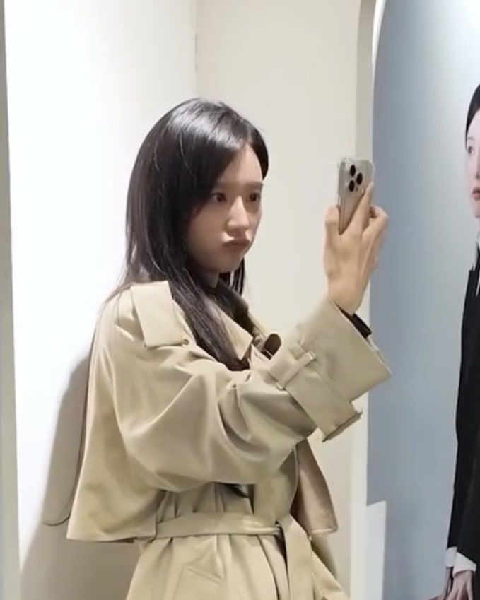 kittygwn's tweet photo. punten izin bertanya teman², kira² apa ya hukum kalo ada artis yang sering selfie tapi hampir ga pernah diupload di sosmed? 😇🙏🏻 https://t.co/3ggwNQ0X5M