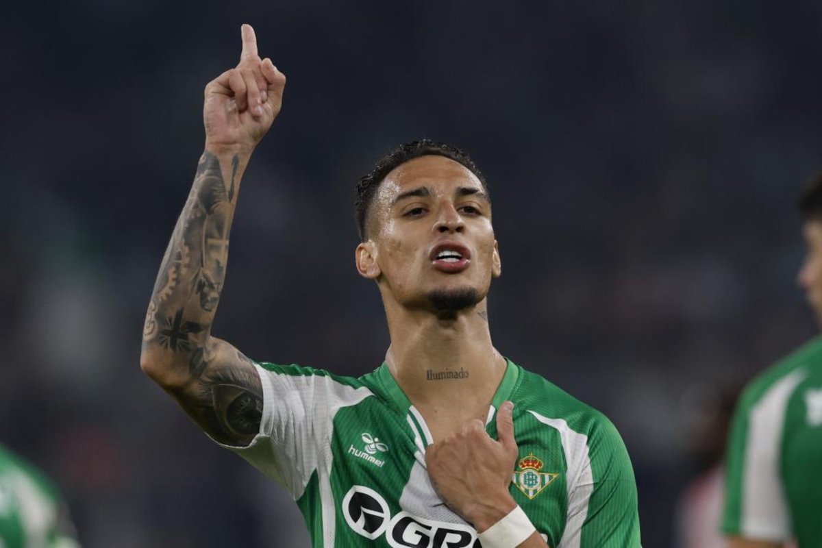 Por cierto, vuelvo a recalcar que conmigo no contéis para criticar a alguien que se está dejando su salud para ayudar al Betis.

Eso, y que encima es el mejor jugador del equipo. Las frustraciones a otro lado.