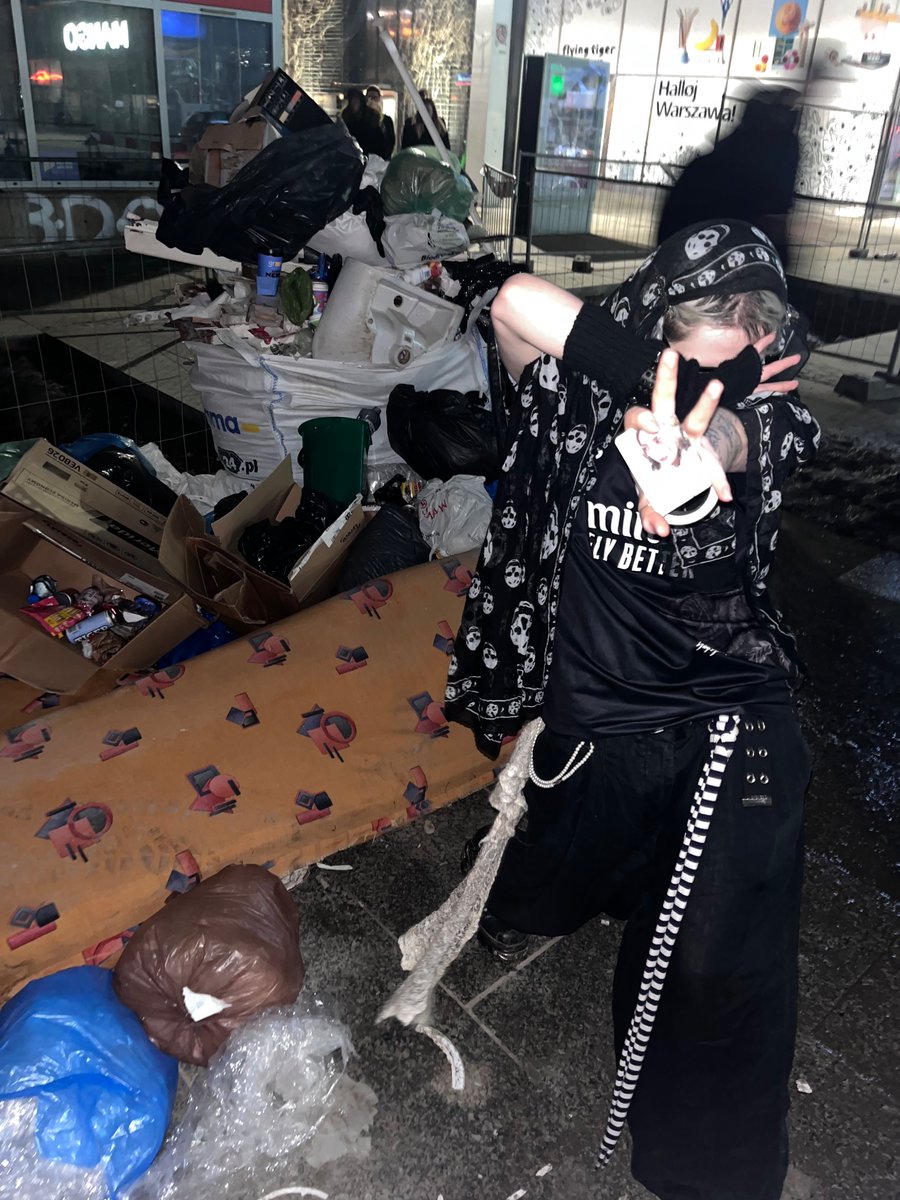 antifa_kwangya's tweet photo. #oomflens #eurotrash #cluttercore https://t.co/Uvh2FU9lZo