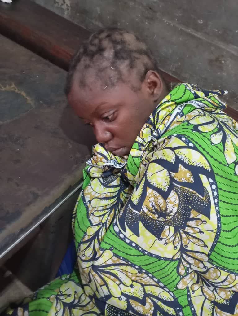 KimKimuntu's tweet photo. #RDC: #KINSHASA.
BONNE NOUVELLE 
Portée disparue et victime d'un enlèvement d'une cruauté inouïe, la jeune Winner Izuwa Ndaya a été retrouvée à l'aube, abandonnée dans un caniveau à proximité du CNPP.
​Selon les premières informations, elle aurait été séquestrée et torturée par un groupe composé de trois jeunes femmes agissant en complicité avec un chauffeur de taxi. Bien que traumatisée par ce calvaire, la victime a pu être secourue. Ce drame relance une nouvelle fois le cri d'alarme sur l'insécurité urbaine et les dangers liés à certains transports en commun dans la capitale.