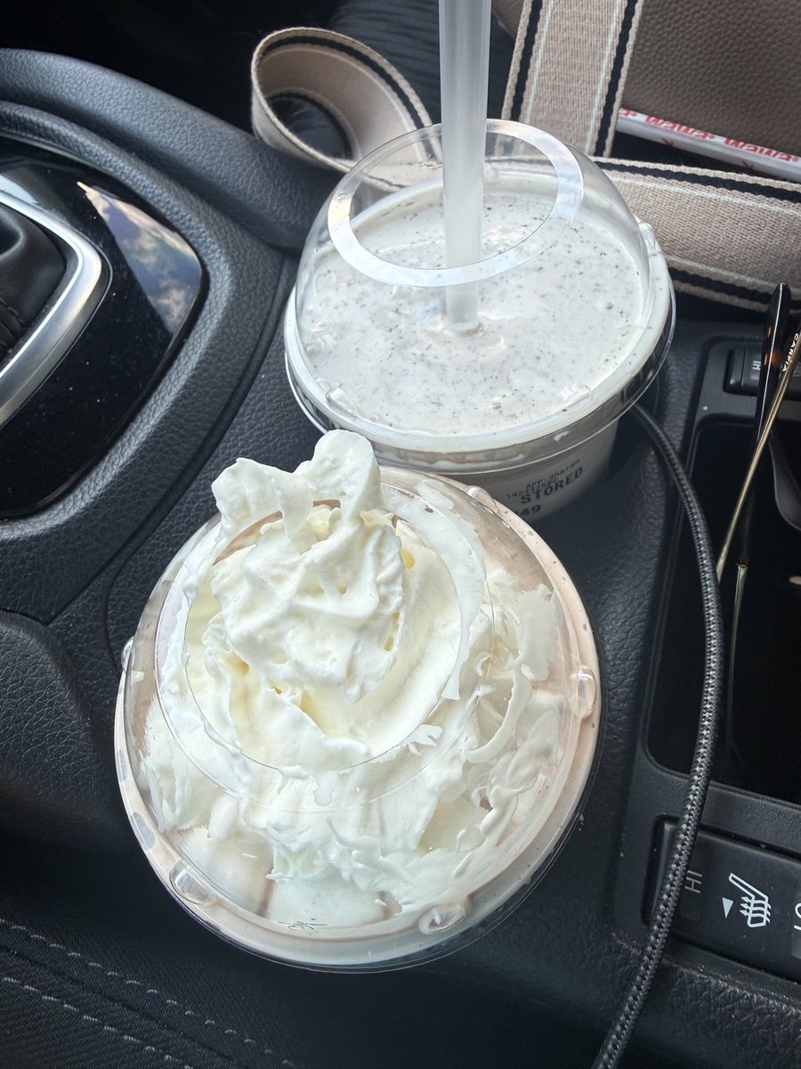 Ladygator97's tweet photo. @accnetwork @CanesBaseball After watching the @GatorsBB game the last two nights, hubby and I were craving a damn milkshake. 🤦‍♀️😂 That’s all the announcers had to talk about. https://t.co/gbNUyz2eRD