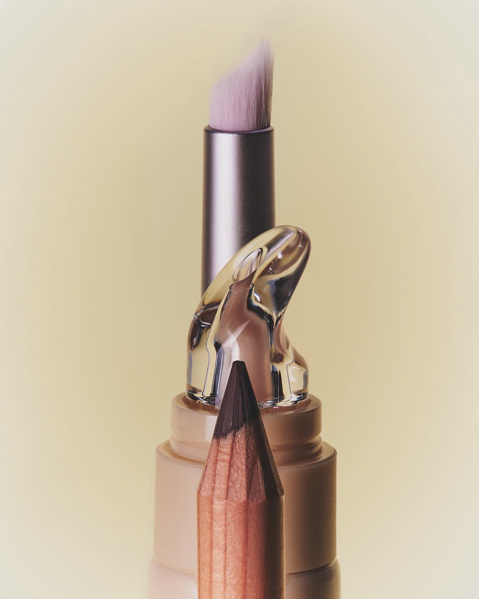 kyliecosmetics's tweet photo. kylie starts with our NEW precision pout lip liner in 'cool nude' to precisely define and shape, softly diffuses with the lip brush, then tops it off with the NEW buttercake lip butter 🤍⁠
⁠
coming to https://t.co/FAJOPZBXhV and @ultabeauty on 3.04! https://t.co/vhtsMnuDyS