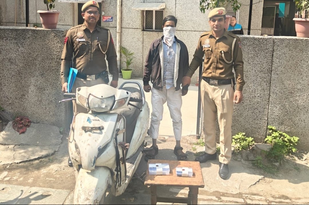 पश्चिमी जिला पुलिस की बड़ी सफलता | कुख्यात व आदतन अपराधी गिरफ्तार 🚨
दिल्ली के पश्चिमी जिले के थाना हरि नगर की पुलिस चौकी हरि नगर की टीम ने इलाके में बढ़ते स्ट्रीट क्राइम और वाहन चोरी की घटनाओं पर प्रभावी अंकुश लगाते हुए एक कुख्यात व आदतन अपराधी को गिरफ्तार कर उल्लेखनीय सफलता