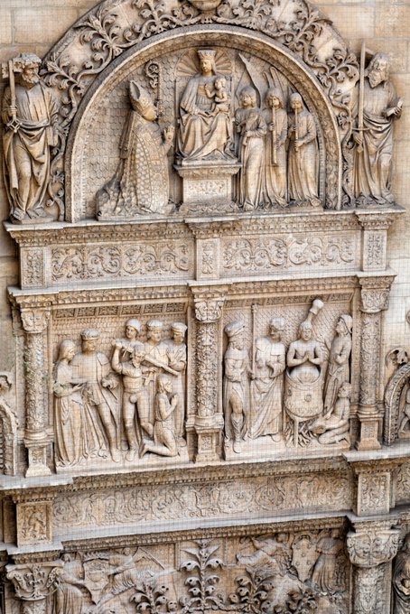 CyLEsVida's tweet image. En la parte baja del crucero de la Catedral de Burgos se abre la portada de la Pellejería, una de las primeras obras de estilo renacentista en #Burgos.
Fue encargada a Francisco de Colonia en 1516 por el obispo Juan Rodríguez de Fonseca
vía @Businirmaslejos