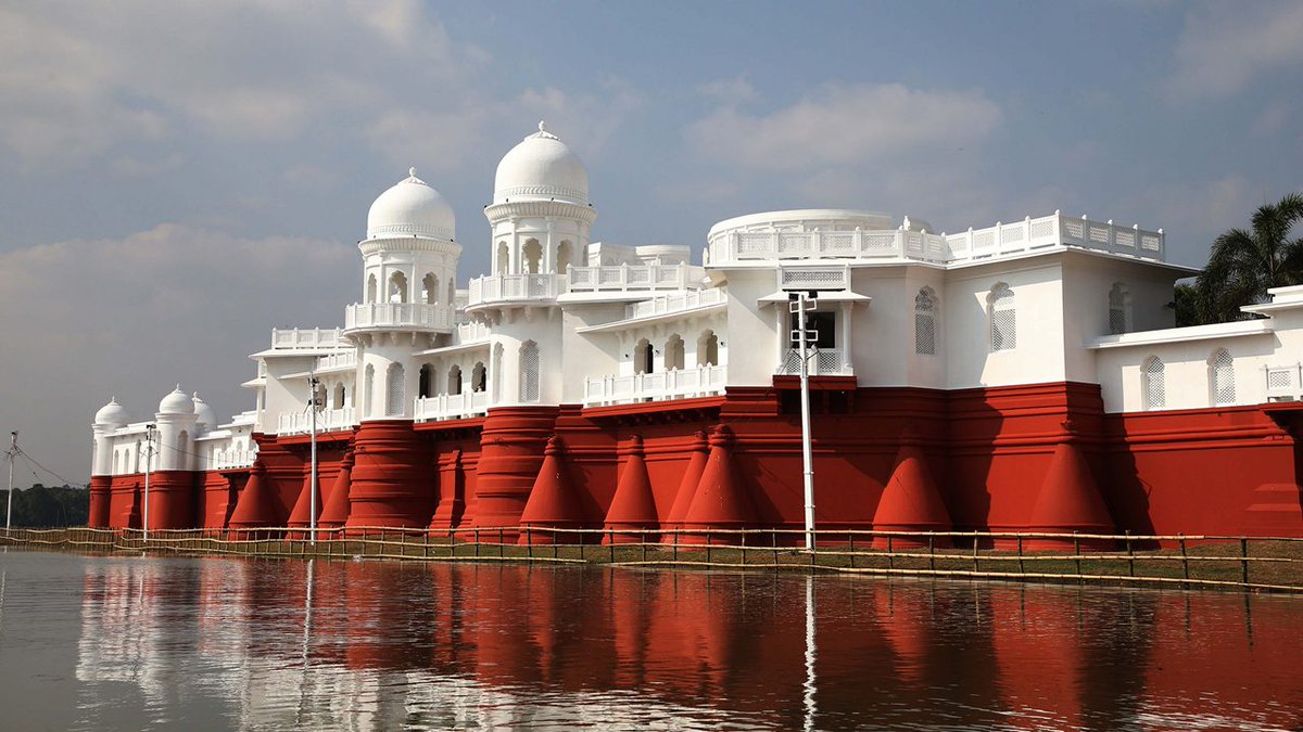 chidanand33's tweet photo. 🏰 NEERMAHAL PALACE – Tripura’s Floating Water Wonder! 🏰

Stunning lake palace on Rudrasagar 🌊✨  
White domes & red base reflecting in water magic 🕍  
Summer retreat of kings – pure serenity! 🇮🇳❤️

#Neermahal #TripuraTourism #WaterPalace #IncredibleIndia #HiddenGems