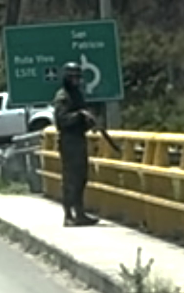 EstebanOrtizMD's tweet photo. Ahora vi a muchos militares en los puentes de la ruta viva, sol inclemente, vestidos para el combate de pies a cabeza, y paré a brindarles una coquita 🧊 heladita en este sol canicular. Así como nos apoyaron en la guerra contra la pandemia, hay que apoyarlos en la guerra contra el crimen.
#losBuenosSomosMas