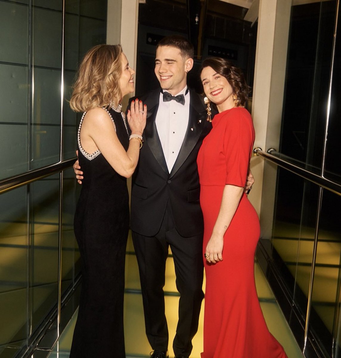 darkisulio's tweet photo. julio peña en los premios goya con su mama y su hermana🥹💗 https://t.co/Kx7fXibK1U