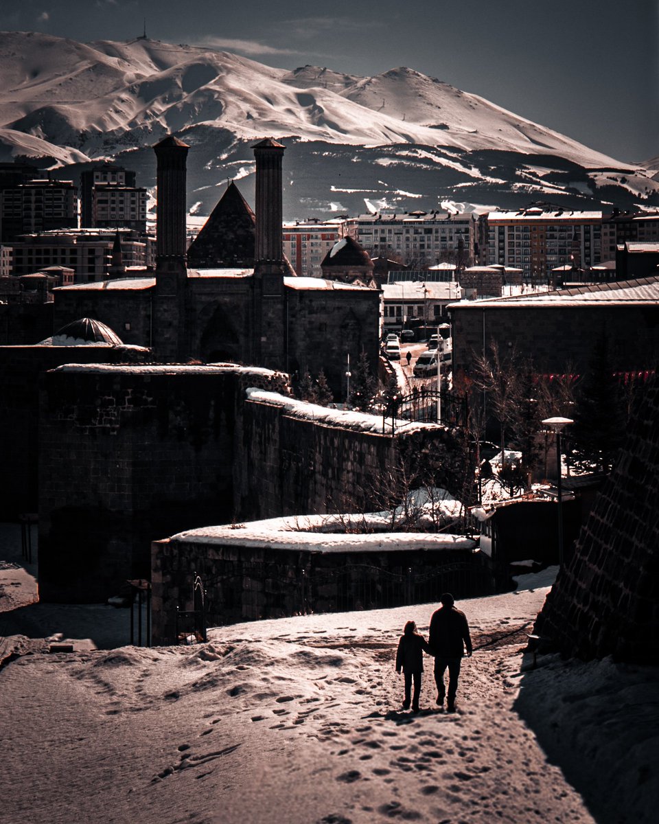 Gkhist2's tweet photo. Her zaman biriyle buluşmayı bekliyorum
ki gelmeyecek..

ismi hatırımda değil

Rüzgarla Yoldaş / Abbas Kiarostami

#photooftheday #winter #abbaskiaroustami https://t.co/mTNo7CiCbC