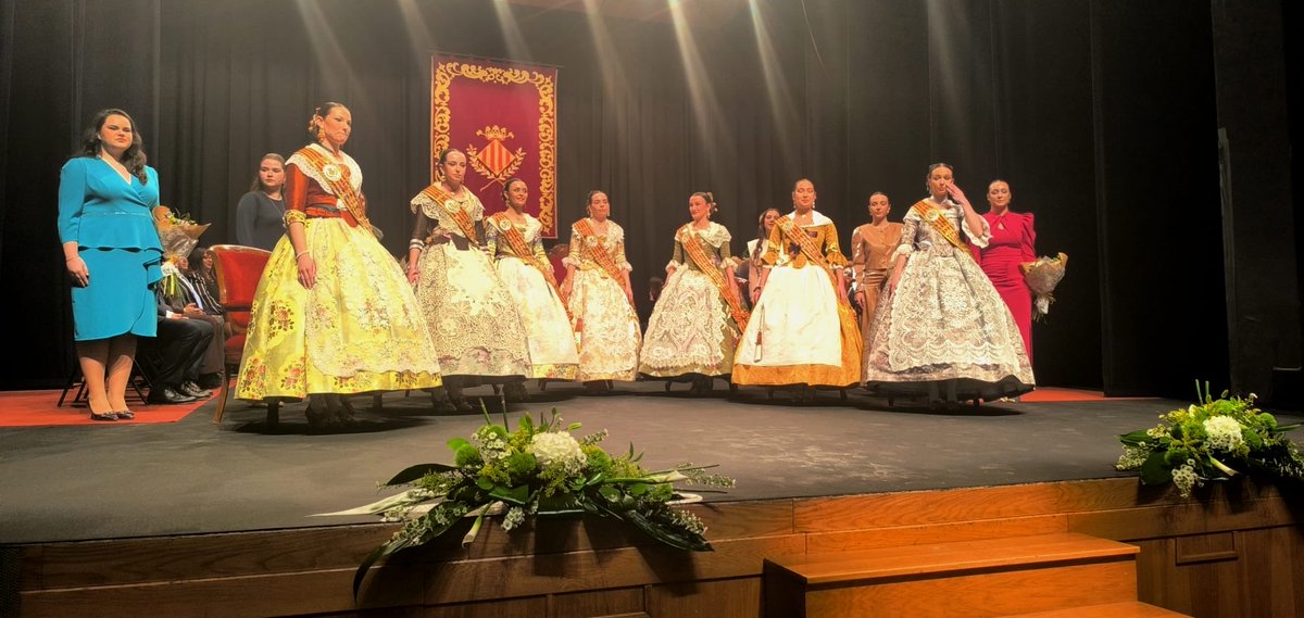 VillarrealVox's tweet photo. Nuestros concejales Irene Herrero y Fernando Archela han asistido al homenaje a la Reina y Damas de la ciudad 2025 https://t.co/44Nj6Y7HFL