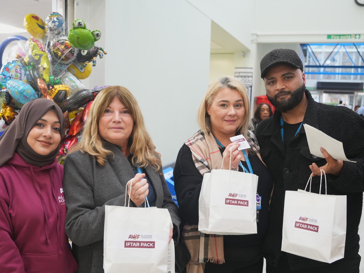 alwahabfdn's tweet image. Sharing the blessings of Ramadan and a little warmth from the heart 🌙✨

It was a privilege to distribute Iftar packs at Ealing Hospital NHS Trust, spreading smiles and appreciation to the amazing staff who care for our community every single day. 

#AWF #LNWH #iftarpacks