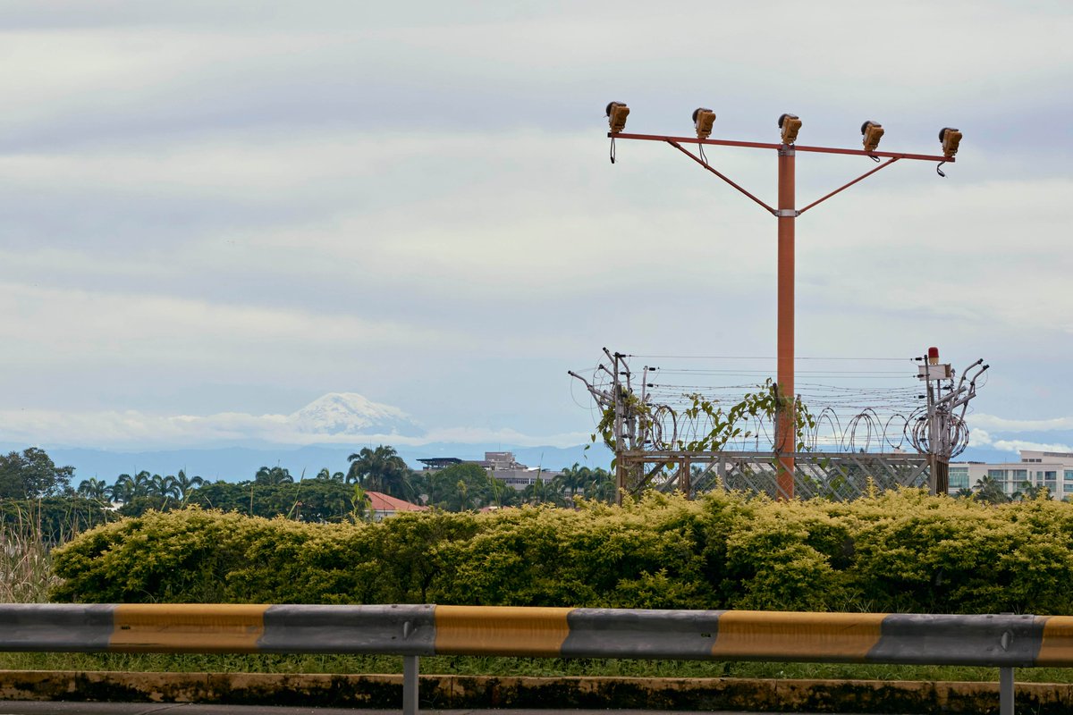 oss_saenz's tweet photo. El Chimborazo visible desde el aeropuerto de Guayaquil https://t.co/yTaJ1H77qq
