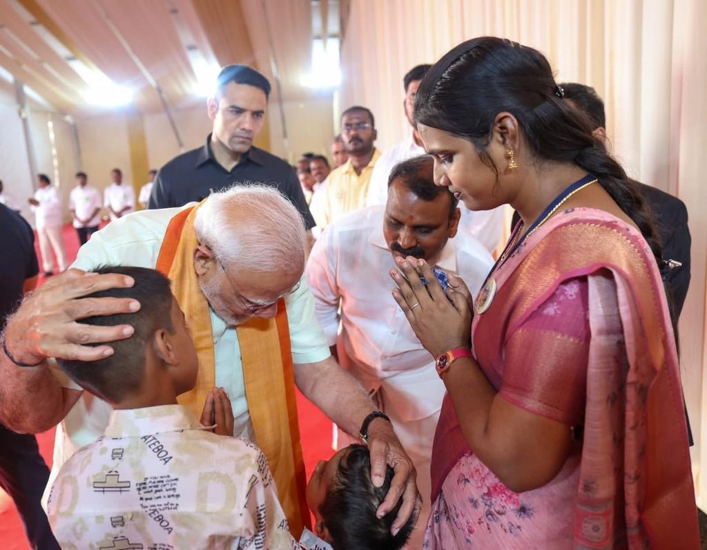 ramjeebjp's tweet photo. திருப்பரங்குன்றம் தீபத்தூண்யில் தீபம் ஏற்ற வேண்டும் என்று தன்னுயிர் நீத்த திரு பூர்ணச்சந்திரன் அவரது மனைவி திருமதி இந்துமதி ஜியையும் அவரது மகன்களையும் பாரத பிரதமர் திரு நரேந்திர மோடி அவர்கள் சந்தித்து ஆறுதல் கூறினார் .. https://t.co/xC9wdenwax