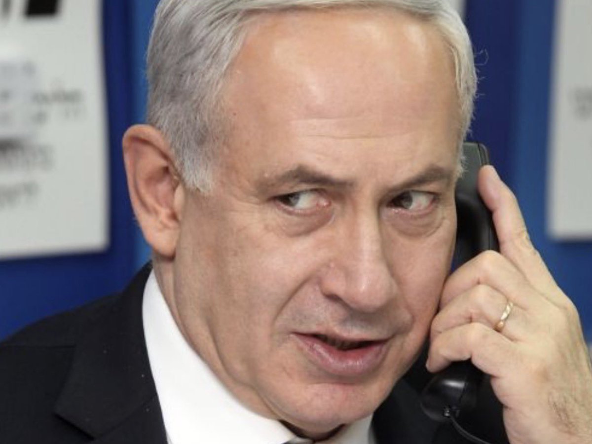 Emmanuel Macron :
« Mais pourquoi vous ne m’avez pas prévenu pour l’Iran ?»

Trump : 
«  Tu plaisantes mon petit ? On savait que tu allais les prévenir. »

Netanyahu :
«  En même temps mon petit Manu, tu es plus proche des dictatures que des démocraties. Tu nous as déjà trahi,