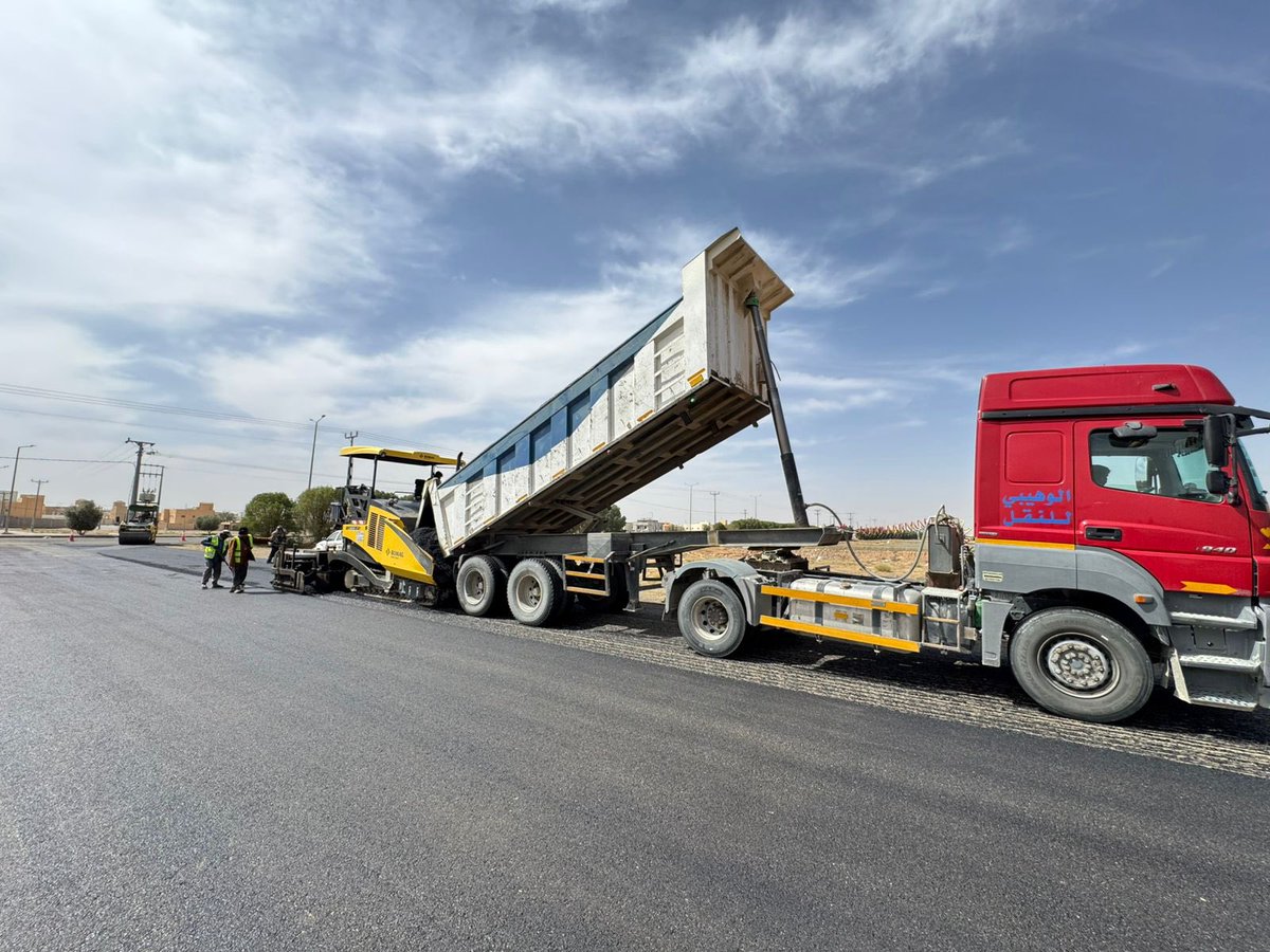 khbraMunicipal's tweet photo. 📸 | من الميدان 
يواصل قسم المشاريع  تنفيذ خططه التطويرية وفق أعلى معايير الجودة والسلامة، من خلال تحسين البنية التحتية ورفع كفاءة الطرق، بما يسهم في تعزيز السلامة المرورية وخدمة المجتمع بكفاءة واستدامة

#بلدية_الخبراء
#أمانة_منطقة_القصيم https://t.co/D0arRhBC6x