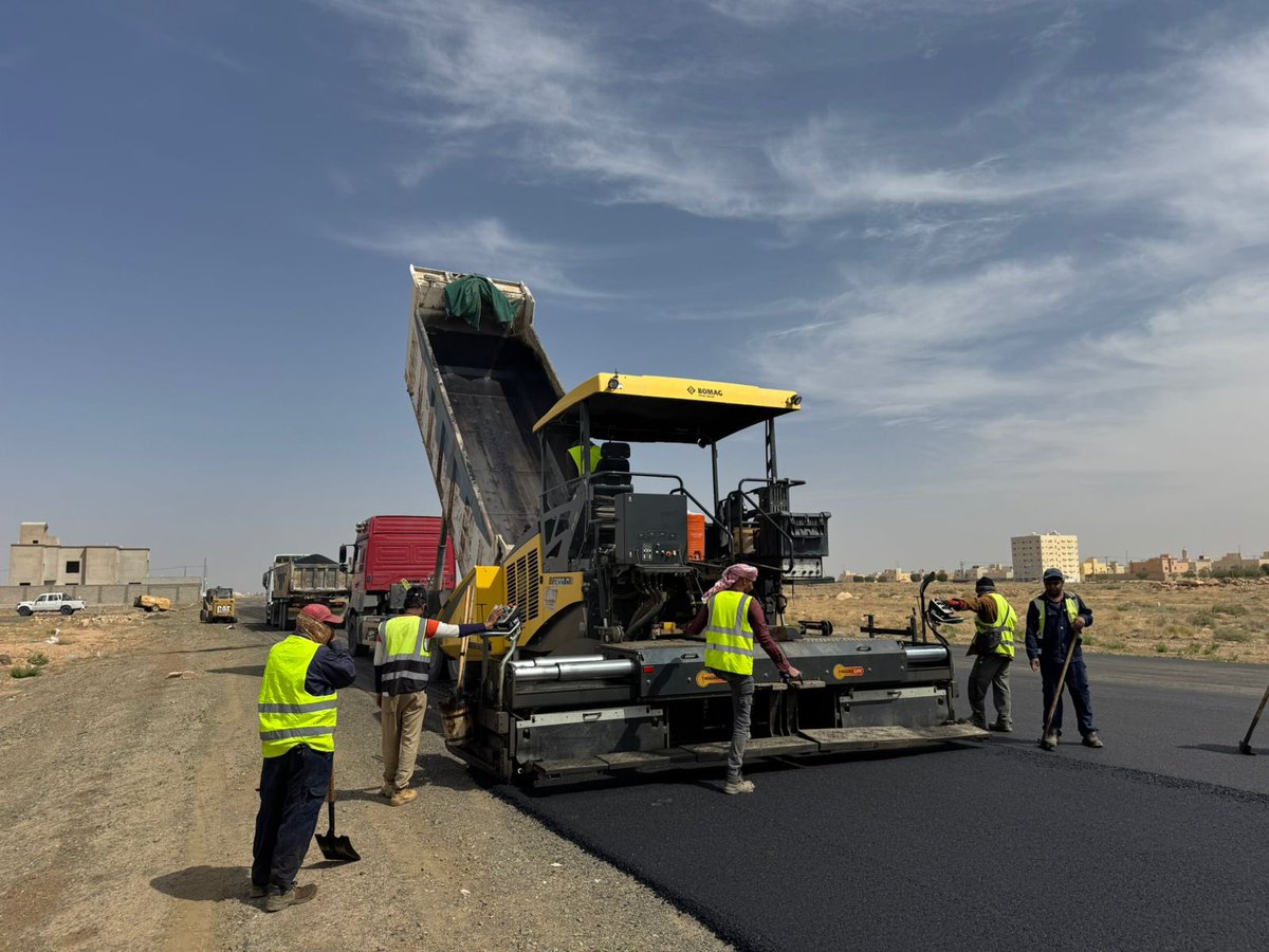 khbraMunicipal's tweet photo. 📸 | من الميدان 
يواصل قسم المشاريع  تنفيذ خططه التطويرية وفق أعلى معايير الجودة والسلامة، من خلال تحسين البنية التحتية ورفع كفاءة الطرق، بما يسهم في تعزيز السلامة المرورية وخدمة المجتمع بكفاءة واستدامة

#بلدية_الخبراء
#أمانة_منطقة_القصيم https://t.co/D0arRhBC6x