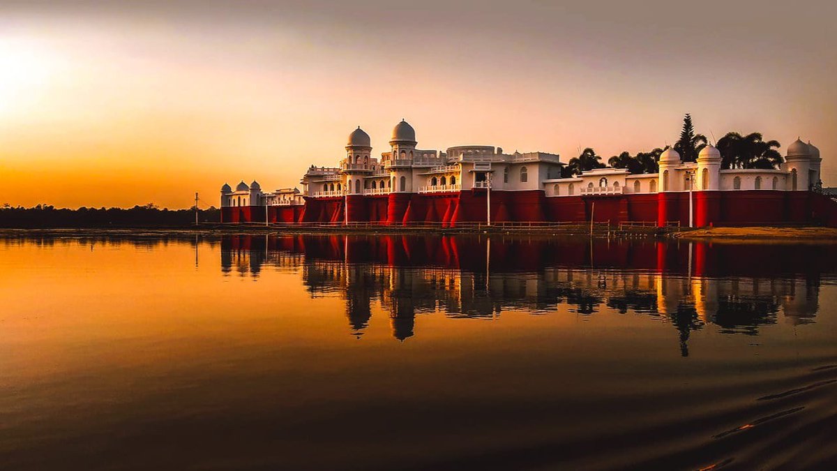 chidanand33's tweet photo. 🏰 NEERMAHAL PALACE – Tripura’s Floating Water Wonder! 🏰

Stunning lake palace on Rudrasagar 🌊✨  
White domes & red base reflecting in water magic 🕍  
Summer retreat of kings – pure serenity! 🇮🇳❤️

#Neermahal #TripuraTourism #WaterPalace #IncredibleIndia #HiddenGems