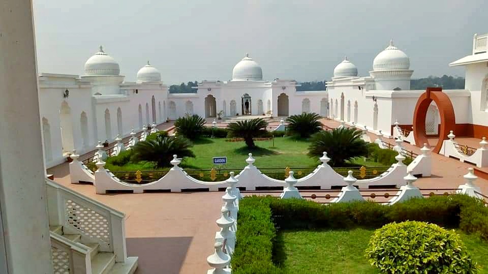 chidanand33's tweet photo. 🏰 NEERMAHAL PALACE – Tripura’s Floating Water Wonder! 🏰

Stunning lake palace on Rudrasagar 🌊✨  
White domes & red base reflecting in water magic 🕍  
Summer retreat of kings – pure serenity! 🇮🇳❤️

#Neermahal #TripuraTourism #WaterPalace #IncredibleIndia #HiddenGems