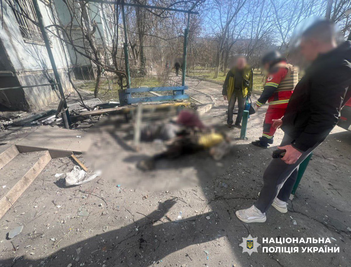 IrynaVoichuk's tweet photo. 📍Kherson, Ukraine
Russia shelled the city with artillery, killing four people.

The world will just scroll past this.