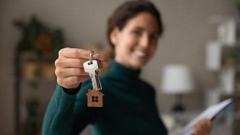 Many investors face the decision between purchasing a condo for a smaller upfront cost and a single-family home for a larger upfront cost. Here are some factors to weigh. tinybfs.com/t/5j85UU
