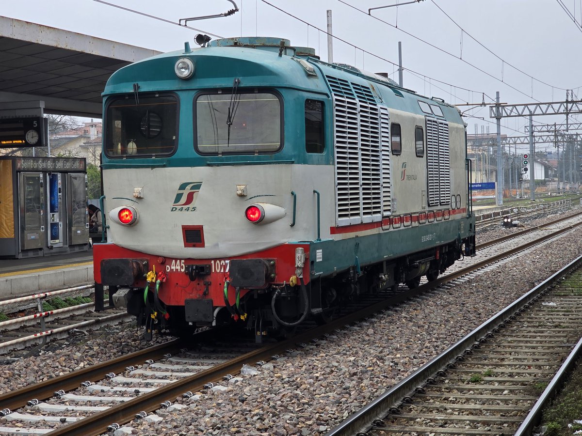 QuagliaAle's tweet photo. Oggi a #Gallarate finalmente ho fotografato la #D445 1027, in servizio scorta del #Frecciarossa che al sabato e domenica - durante periodo olimpico e para olimpico - effettua il collegamento da Udine con #Malpensa aeroporto 
@fsitaliane https://t.co/fBe3MWS5lD