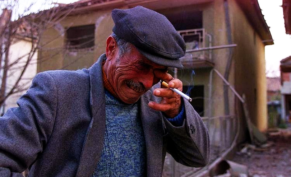 "Σε ένα πόλεμο οι πολιτικοί δίνουν πυρομαχικά, οι πλούσιοι τροφή &amp; οι φτωχοί τα παιδιά τους..
Όταν τελειώσει οι πολιτικοί παίρνουν πίσω τα  πυρομαχικά, οι πλούσιοι παράγουν περισσότερη τροφή &amp; οι φτωχοί ψάχνουν τα μνήματα με τα ονόματα των παιδιών τους"
Σέρβος παππούς
📸Μπεχράκης