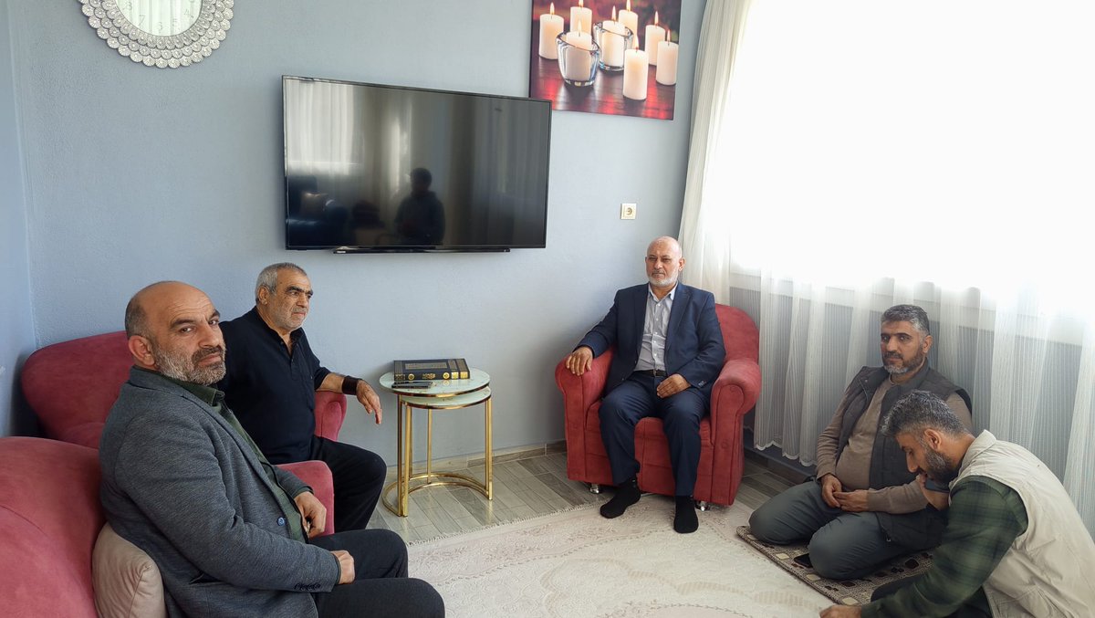 İlçe teşkilatımızla birlikte Altı Ocak Mahallesi’nde ikamet eden M. Hadim Şahin’i geçirmiş olduğu ameliyat münasebetiyle ziyaret ettik. Kendisine geçmiş olsun dileklerimizi ileterek acil şifalar temennisinde bulunduk.