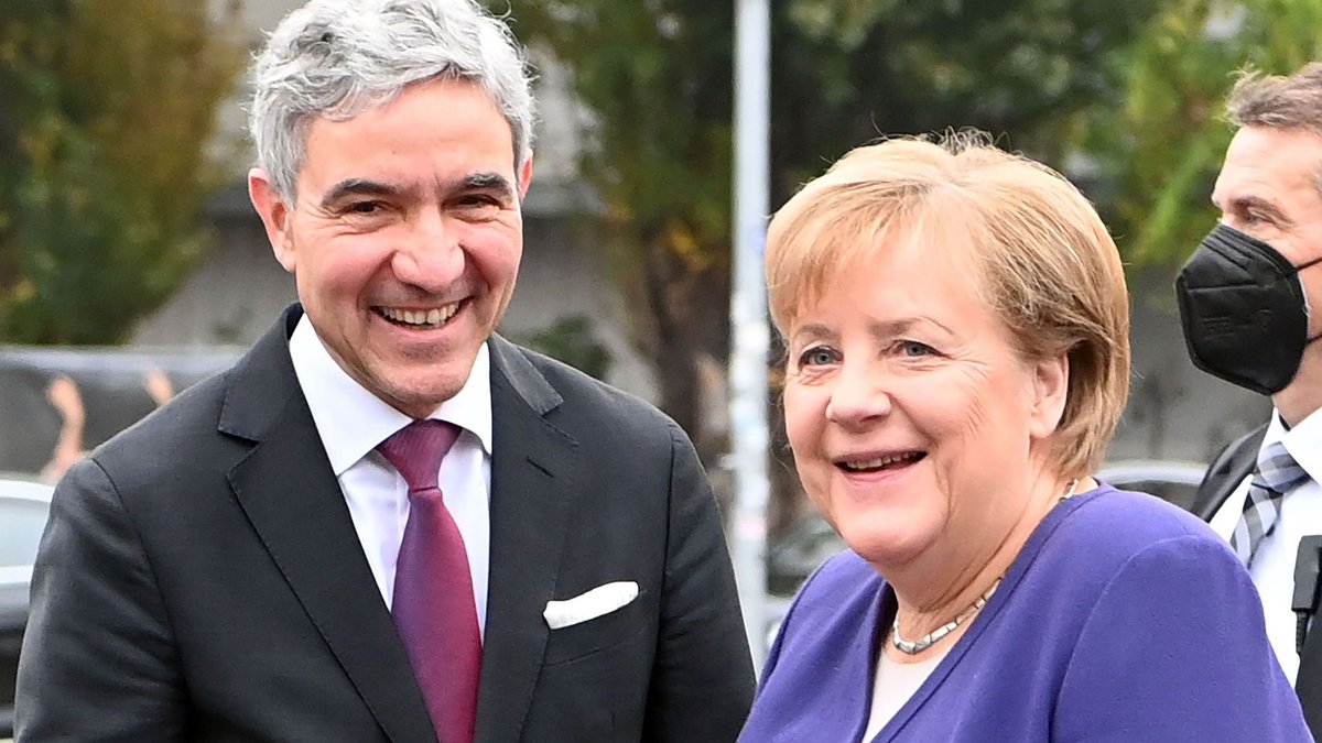 RHolzeisen's tweet photo. ‼️Die WHO, deren Aktivitäten seit Jahrzehnten von Epstein, Gates & Co. wesentlich bestimmt werden, wird von der Rechtsprechung Italiens, aber auch Deutschlands etc., v.a.  von den obersten Gerichten, als Polarstern der „Gesundheitswissenschaft” angesehen. Damit agiert die Rechtsprechung faktisch als Komplize von Gates, Epstein & Co. Die Situation könnte nicht absurder sein‼️
Der italienische Verfassungsgerichtshof (aber nicht nur er …) betrachtet – in seinen ungeheuerlich falschen u. faktisch „subversiven” Urteilen zur Covid-19-„Impfpflicht”– die Meinung der WHO als unantastbares Dogma in der „Gesundheitswissenschaft“.
Nichts könnte falscher sein, wie die Geschichte der WHO u. ihr Vorgehen zeigen.
In meinem Beschlussantrag Nr. 386/26, den ich nächste Woche im Südtiroler Landtag vortragen u. zur Abstimmung bringen werde
https://t.co/tEgL1oKzE6
weise ich auf der Grundlage der vom US-Justizministerium veröffentlichten Epstein-Files u. institutioneller Dokumente nach, dass Epstein, Gates & Co. seit Jahrzehnten die Aktivitäten der WHO in ihrem ausschließlich privaten Interesse bestimmen.
Pandemien werden von der WHO ausgerufen.
Der falsche Alarm der WHO zur Schweinegrippe im Jahr 2009 wurde rechtzeitig aufgedeckt, sodass der „Impfstoff” Pandemrix (der Narkolepsie verursacht) z.B. in Italien nicht zum Einsatz kam, und auch die sogenannten „Qualitätsmedien” in Italien u. Deutschland über den Skandal berichteten:
https://t.co/ZxCk0HQQ7h

Außerdem hatten 2009 die Ärzte offensichtlich ihre Expertise und den gesunden Menschenverstand noch nicht weggepackt:
https://t.co/lTfN3gLu0m
Großer Dank gebührt https://t.co/j87r7kTshi. Wolfgang Wordarg, Arzt, damals SPD-Abgeordneter u. Mitglied der Parlamentarischen Versammlung des Europarates, in der er die Untersuchung zur Schweinegrippe initiierte. 2020 wurde er dann von den „Qualitätsmedien“ sehr rasch diskreditiert u. dann totgeschwiegen:
Angesichts der entscheidenden Position der Gates-Stiftung u. von Gavi (der Lobbyvereinigung der Impfstoffhersteller) in der WHO, der Besetzung der Institutionen durch Vertreter des „satanischen“ Netzwerks, sowie der Korruption der Medien, hat sich das Szenario jedoch radikal verändert:
https://t.co/eBdfCFB3ng

Im Mai 2009 hatte die WHO die Kriterien für die Ausrufung einer Pandemie geändert, um der geringen Pathogenität des H1N1-Virus (Schweinegrippe) Rechnung zu tragen, da die früheren Definitionen einer Pandemie hohe Sterblichkeitsraten voraussetzten. Die Definition einer Pandemie konzentrierte sich daher plötzlich auf die weltweite geografische Ausbreitung u. weniger auf die Schwere der Erkrankung, was die Ausrufung der Pandemiephase 6 ermöglichte. Seit 2009 wird eine Pandemie im Wesentlichen als die weltweite Ausbreitung eines neuen Virus definiert, unabhängig davon, ob ihr Verlauf eher mild ist.
Die WHO wurde nach dem Zweiten Weltkrieg gegründet. Ihr vorrangiges Ziel war es, Pandemien koordiniert zu bekämpfen. Allerdings traten keine Pandemien auf. Infolgedessen froren die Mitgliedstaaten der WHO ihre Beiträge nominell ein. Während ursprünglich 4/5 der Finanzierung aus Beiträgen der Mitgliedstaaten u. nur 1/5 aus Mitteln Dritter stammten, kehrte sich dieses Verhältnis in den 1970er Jahren um. Private Geldgeber gewannen zunehmend an Einfluss, und ihre Beiträge flossen nicht in die freie Forschung, sondern waren an bestimmte, von den privaten Geldgebern festgelegte Projekte gebunden. Die Gates-Stiftung wurde so zum zweitgrößten Geldgeber der WHO. Vor ihr lagen nur noch die USA, die vor einem Jahr ihre Mitgliedschaft gekündigt haben. In einem im Oktober 2012 in der Zeitschrift „Vereinte Nationen” veröffentlichten Artikel
https://t.co/3wsOA33Dvj
wird die problematische Beeinflussung der Tätigkeit der WHO durch öffentlich-private Partnerschaften hervorgehoben.

Wie lange wollen in Europa die Richter der Obersten Gerichte noch als Erfüllungsgehilfen eines Clubs von Pädophilen, Mördern, skrupellosen Geschäftemachern, Satanisten u. Transhumanisten agieren?