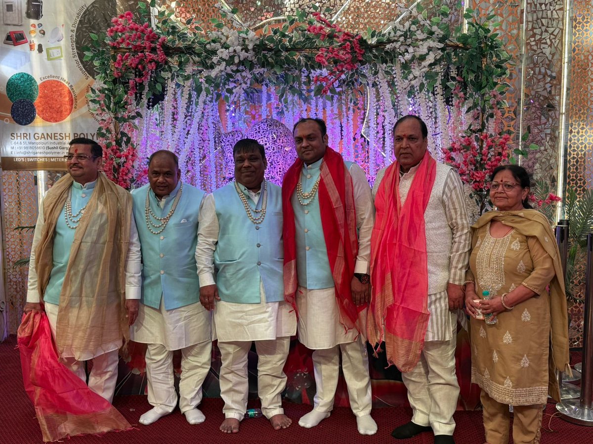 jaikishan_bjp's tweet photo. рдЬрдп рд╢реНрд░реА рд╢реНрдпрд╛рдоред ЁЯМ╕
рдЖрдЬ рд╢реНрд░реА рд╢реНрдпрд╛рдо рд╕реЗрд╡рдХ рдкрд░рд┐рд╡рд╛рд░ рд╕рдВрдШ, рд░рд╛рдиреАрдмрд╛рдЧрд╝ рджреНрд╡рд╛рд░рд╛ рдЖрдпреЛрдЬрд┐рдд рддреГрддреАрдп рд╢реНрд░реА рд╢реНрдпрд╛рдо рдХреАрд░реНрддрди рдорд╣реЛрддреНрд╕рд╡ рдореЗрдВ рд╕рд╣рднрд╛рдЧрд┐рддрд╛ рдХрд░ рднрдХреНрддрд┐ рд░рд╕ рд╕реЗ рд╕рд░рд╛рдмреЛрд░ рдЗрд╕ рдкрд╛рд╡рди рдЖрдпреЛрдЬрди рдХрд╛ рдЖрдирдВрдж рд▓рд┐рдпрд╛ред ЁЯЩПтЬи
#ShyamKirtan #ShriShyam #BJPDelhiKesavpuram #JaikishanGoyalBJP https://t.co/BfrOIL9KgZ