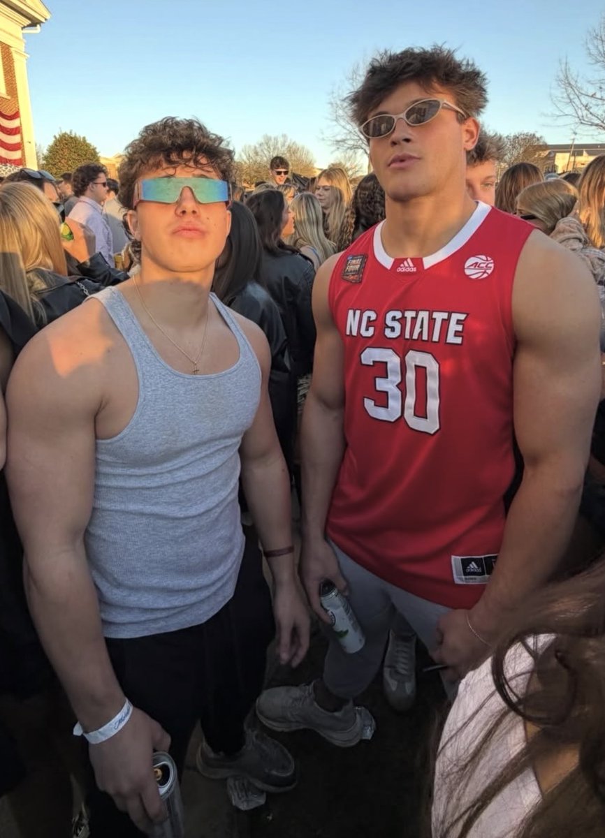 AlphabroMike's tweet photo. Sleeves are stupid bro
Arms out! https://t.co/5r0nhA8e4S
