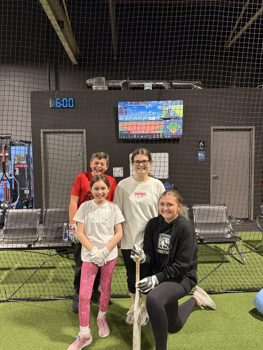 MaddyCarpe's tweet photo. Throwback to clinics on Friday 2/27
• Hitting‼️ - heavy focus on leg drive, power in a swing starts from the bottom
• Catching‼️ - heavy receiving focus. Finding comfort and balance in the stance coupled with a strong glove gives you the ability to make any pitch look pretty https://t.co/ixmLvkzXHu
