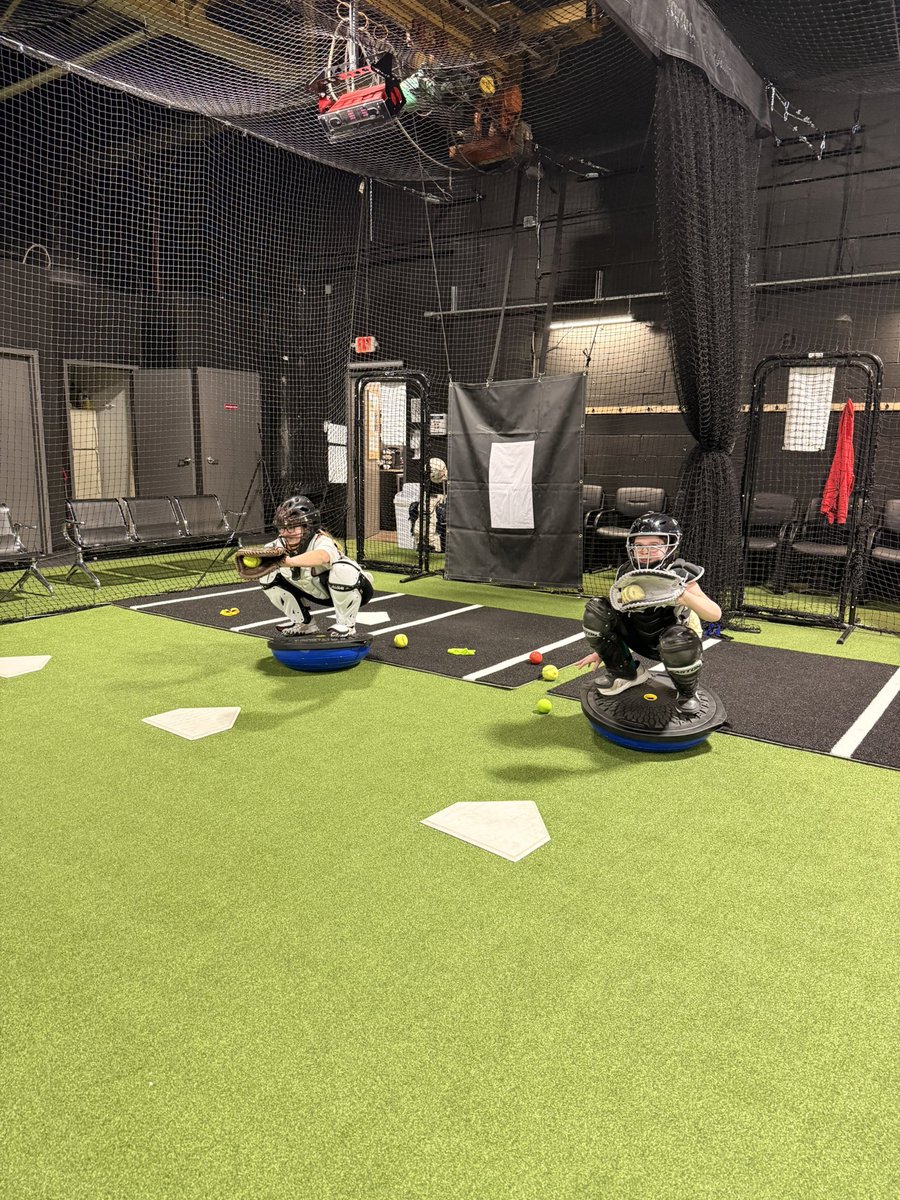 MaddyCarpe's tweet photo. Throwback to clinics on Friday 2/27
• Hitting‼️ - heavy focus on leg drive, power in a swing starts from the bottom
• Catching‼️ - heavy receiving focus. Finding comfort and balance in the stance coupled with a strong glove gives you the ability to make any pitch look pretty https://t.co/ixmLvkzXHu