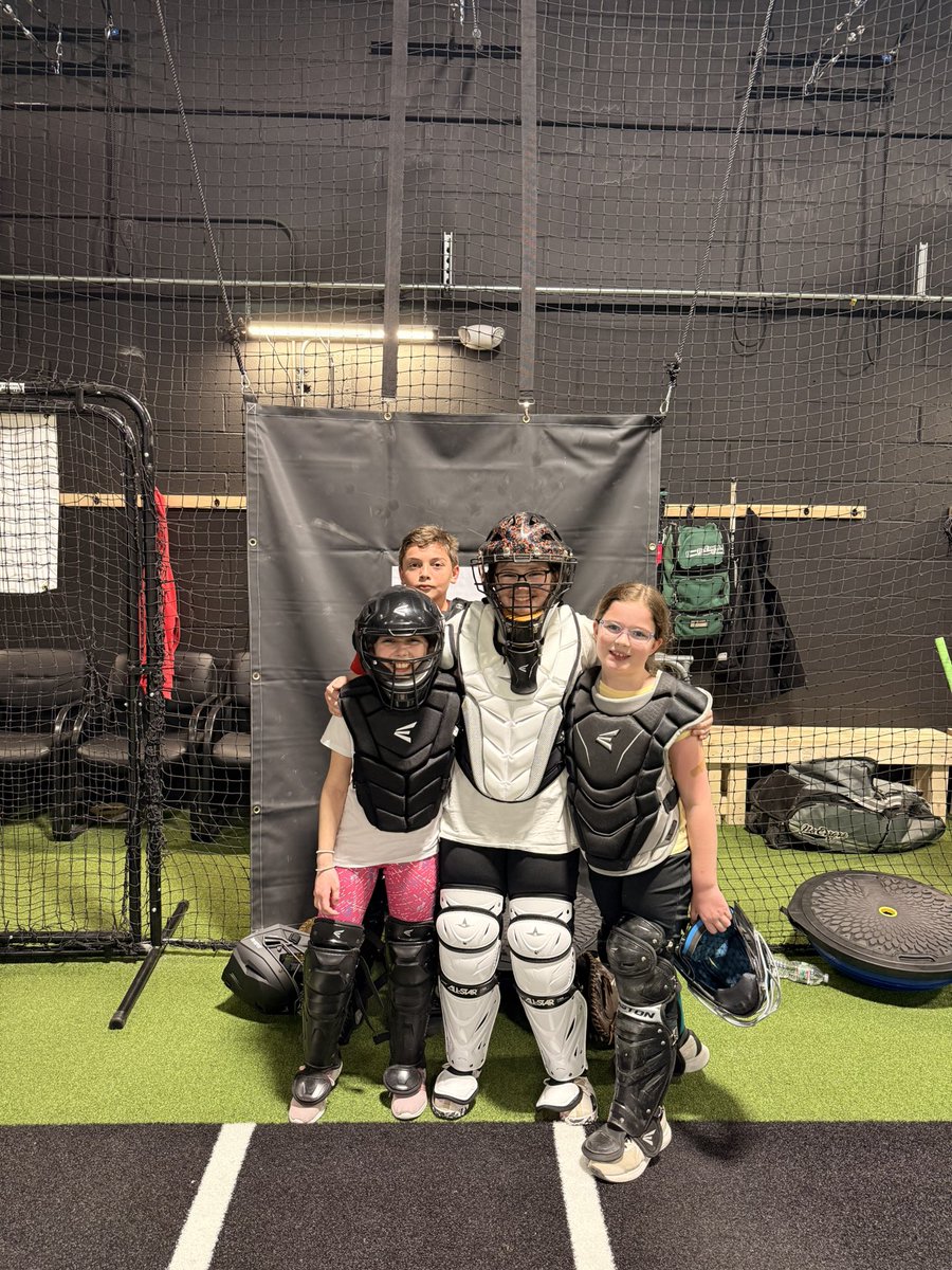 MaddyCarpe's tweet photo. Throwback to clinics on Friday 2/27
• Hitting‼️ - heavy focus on leg drive, power in a swing starts from the bottom
• Catching‼️ - heavy receiving focus. Finding comfort and balance in the stance coupled with a strong glove gives you the ability to make any pitch look pretty https://t.co/ixmLvkzXHu