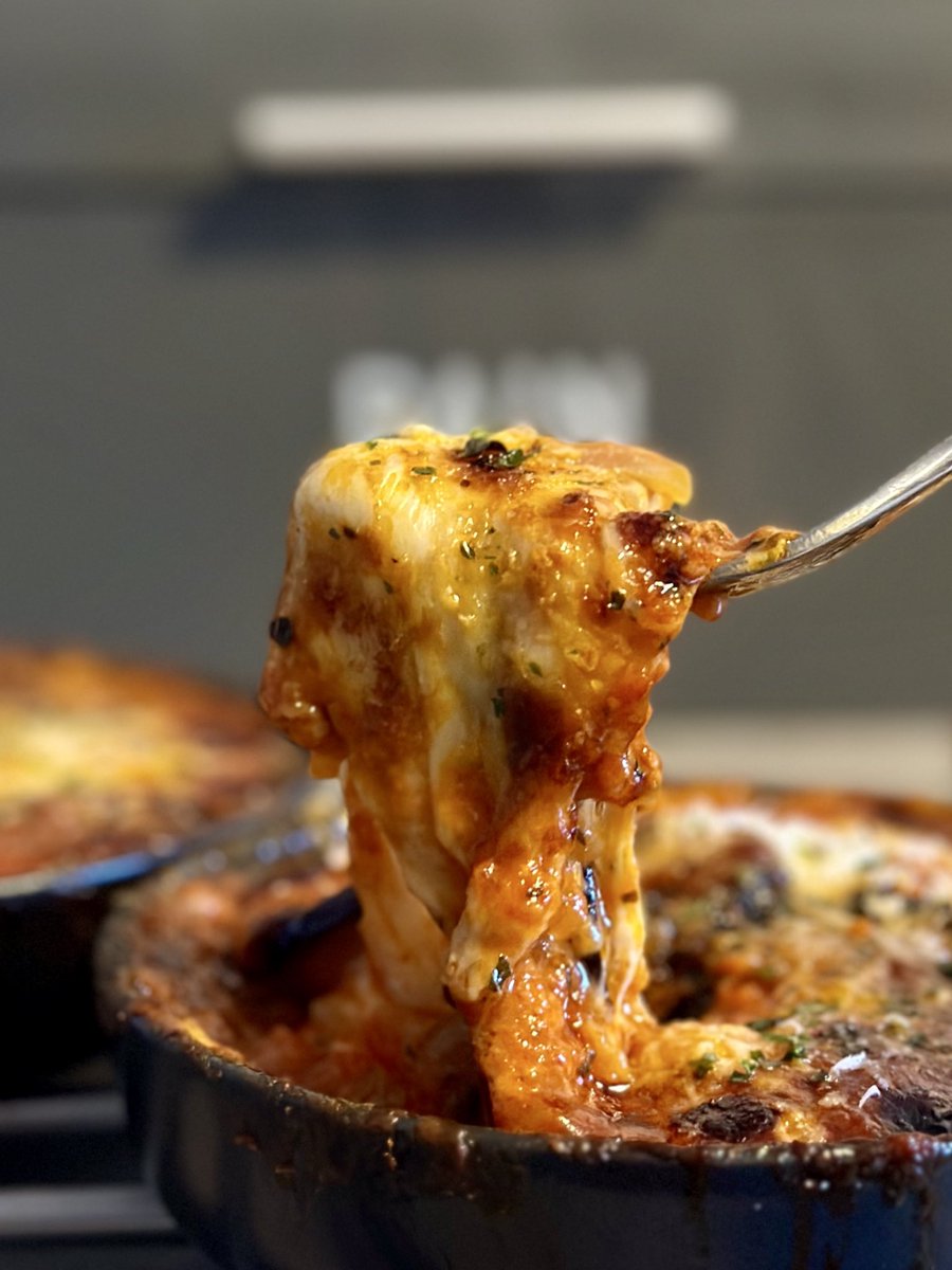 j’ai pour ce soir, j’ai fait des parmigiana di melanzane, des sortes de lasagnes d’aubergines avec du parmesan et de la mozzarella. comment vous dire, c’est tellement bon et tellement simple !!! saha ftorkoum !