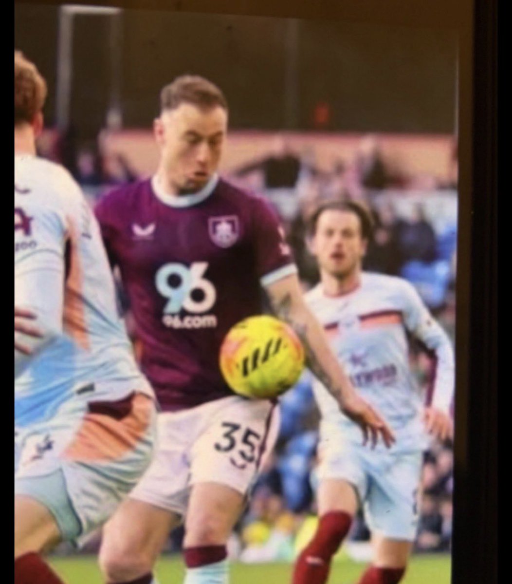 How was this not given but then this stopped a 98th minute goal 😭 VAR is for the big 6 and they ain’t even hiding it anymore 😂#BurnleyFC #var #PremierLeague