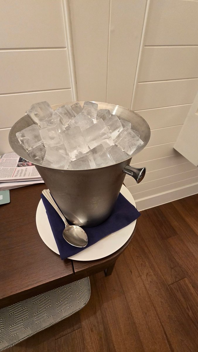 Readycya's tweet image. I love hotels that when you order a bucket of ice.. they bring you a BUCKET OF ICE.