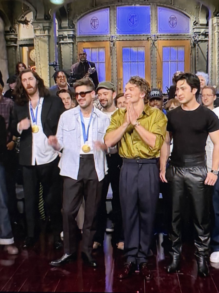 twoheartsrry's tweet photo. hozier, marcus mumford, connor, and hudson all in one frame #NEEDEMALL https://t.co/9eW9qjTlIy