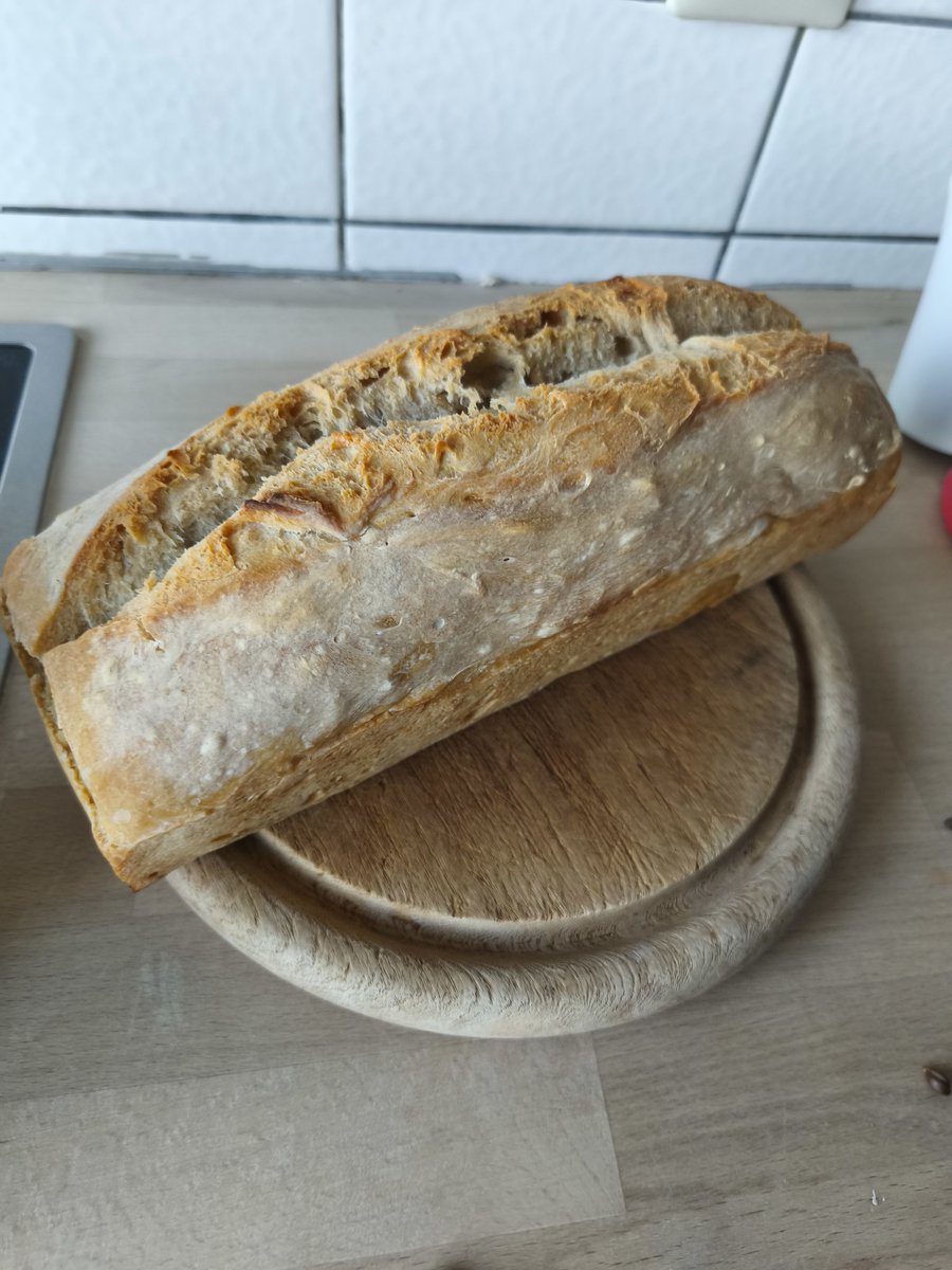 Und dieses Brot hat sie selbst gebacken gestern den Teig angesetzt und heute aufgebacken großartig