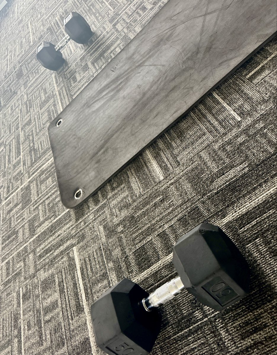 VoiceOfTheStar's tweet photo. … lying dumbbell flys. #gotothegym 🫡 https://t.co/CpqiiUy9SC