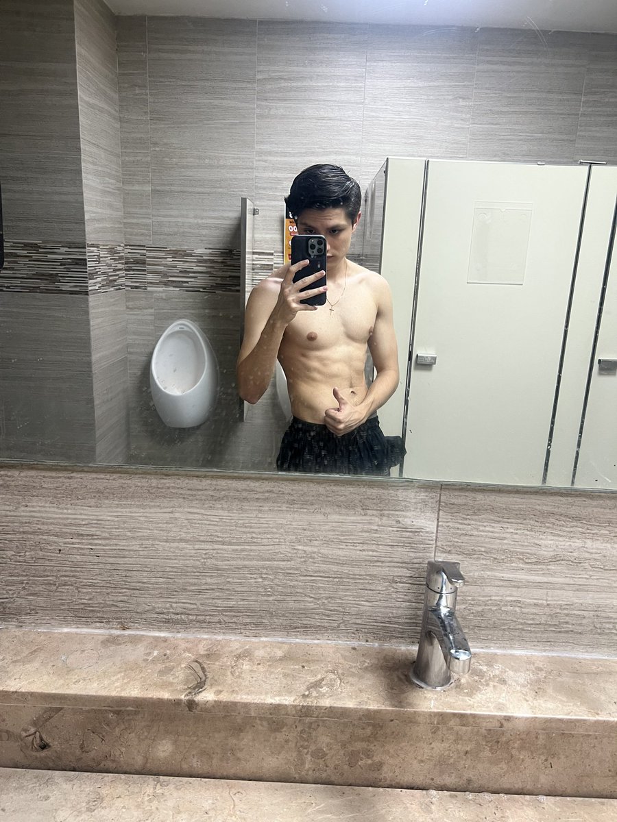 diegocerbon03's tweet photo. Top cosas que ha hecho el internado por mi: 1. Bajar de peso sin ir al gym JAJAJA https://t.co/SVrWyieoI8